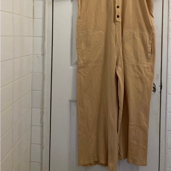 Cotton Jumpsuit. Shoulder 20” Armpit 20” Rise 26” Inseam 21” Full length 45” - Picture 4 of 4